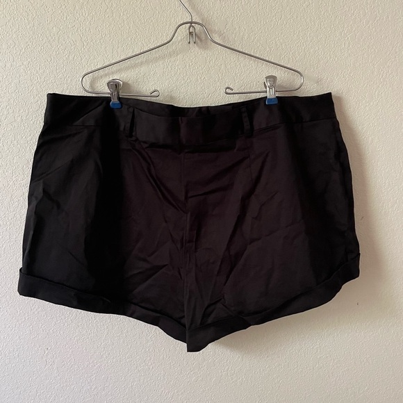 Women’s Danielle Bernstein cuffed shorts - Picture 5 of 5